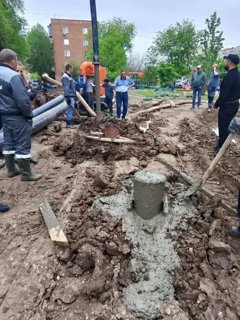 Вместе с заместителем председателя правительства области Александром Стрелюхиным и министром строительства и жилищно-коммунального хозяйства Михаилом Бутылкиным провели ежедневную вечернюю планерку на месте устранения... Вместе с заместителем председателя правительства области Александром Стрелюхиным и министром строительства и жилищно-коммунального хозяйства Михаилом Бутылкиным провели ежедневную вечернюю планерку на месте устранения...
