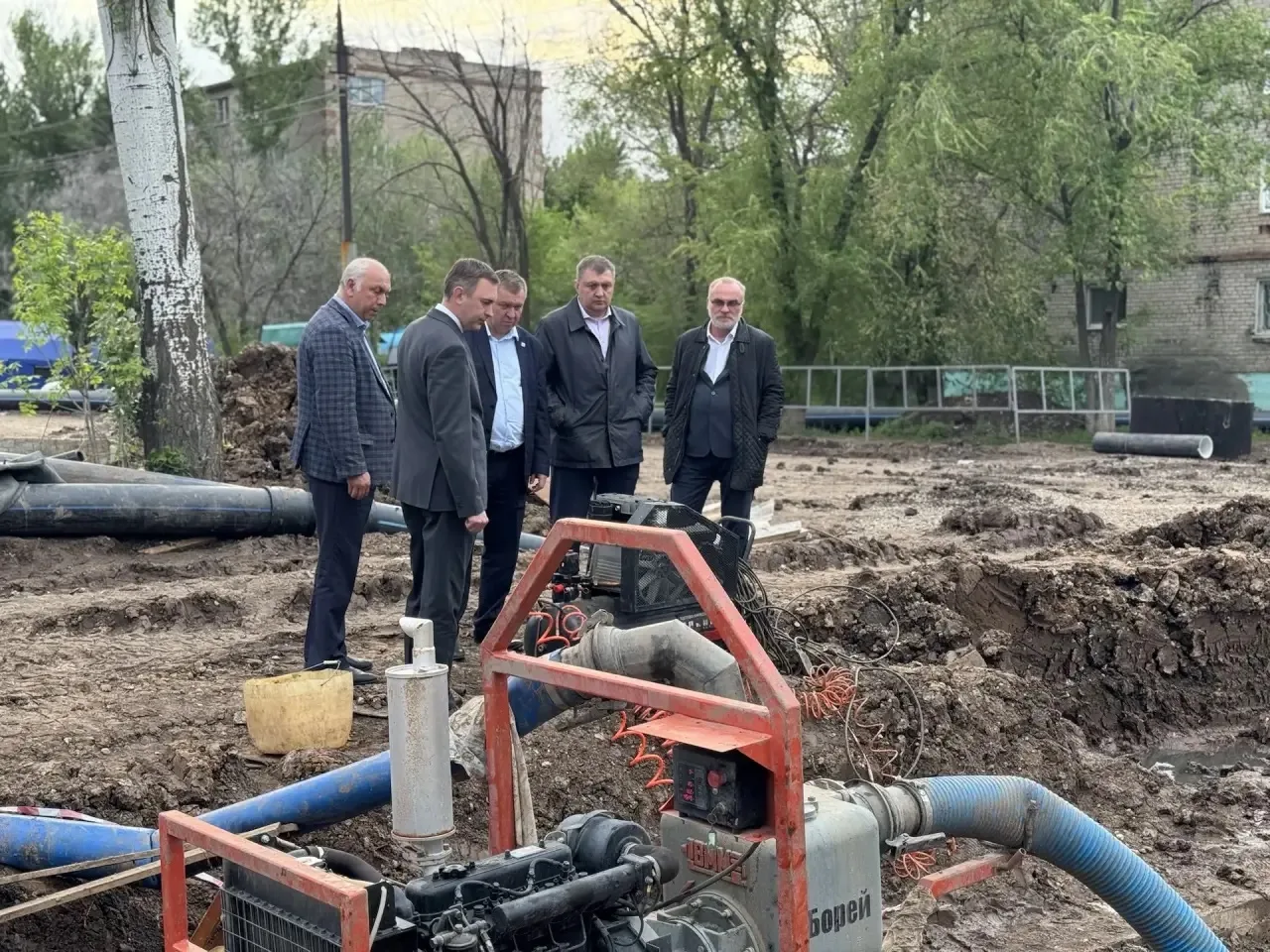 Вместе с заместителем председателя правительства области Александром Стрелюхиным и министром строительства и жилищно-коммунального хозяйства Михаилом Бутылкиным провели ежедневную вечернюю планерку на месте устранения... Вместе с заместителем председателя правительства области Александром Стрелюхиным и министром строительства и жилищно-коммунального хозяйства Михаилом Бутылкиным провели ежедневную вечернюю планерку на месте устранения...