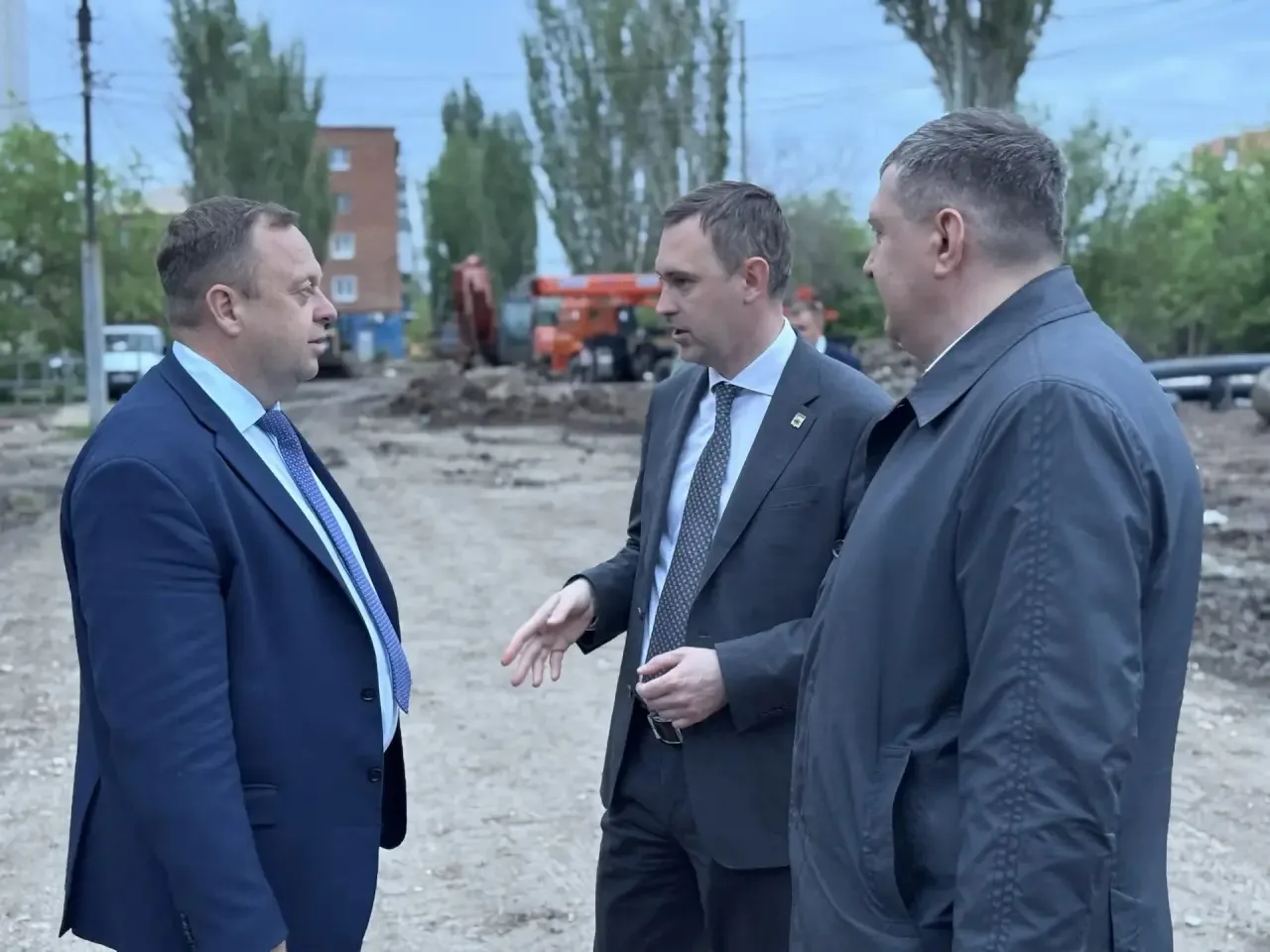 Вместе с заместителем председателя правительства области Александром Стрелюхиным и министром строительства и жилищно-коммунального хозяйства Михаилом Бутылкиным провели ежедневную вечернюю планерку на месте устранения... Вместе с заместителем председателя правительства области Александром Стрелюхиным и министром строительства и жилищно-коммунального хозяйства Михаилом Бутылкиным провели ежедневную вечернюю планерку на месте устранения...