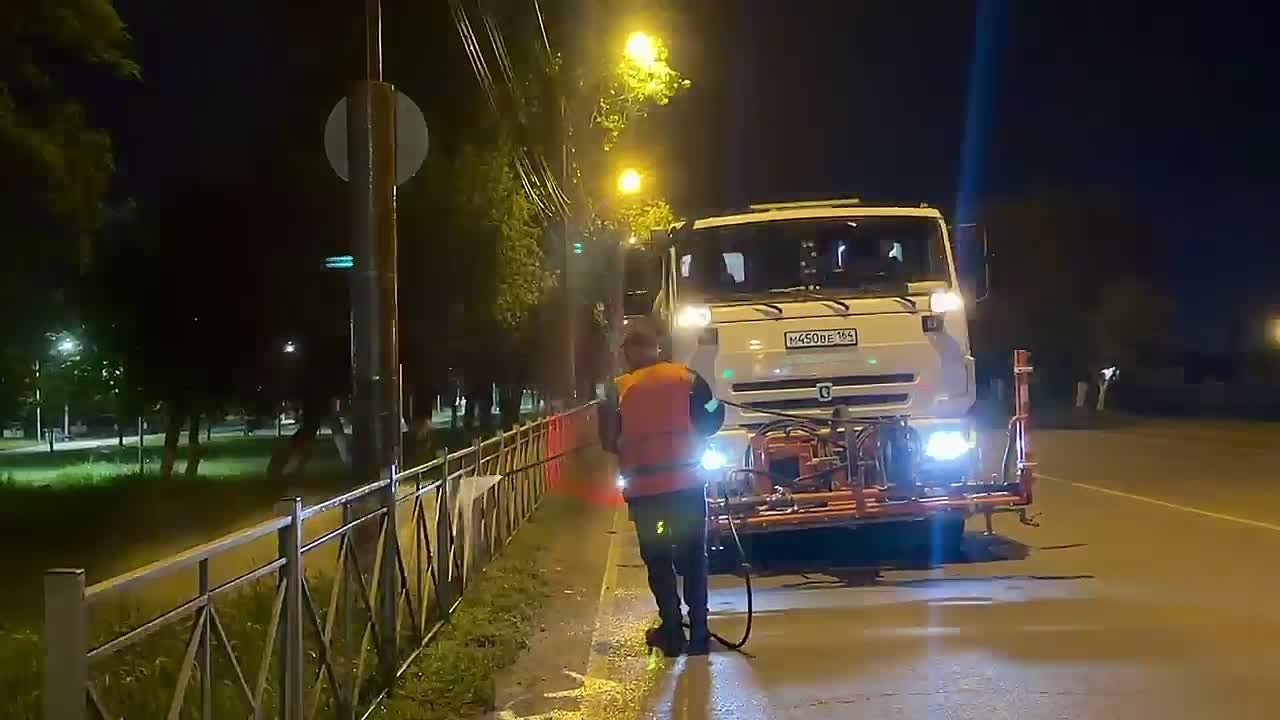 Работы по благоустройству города мы проводим и в ночные часы
