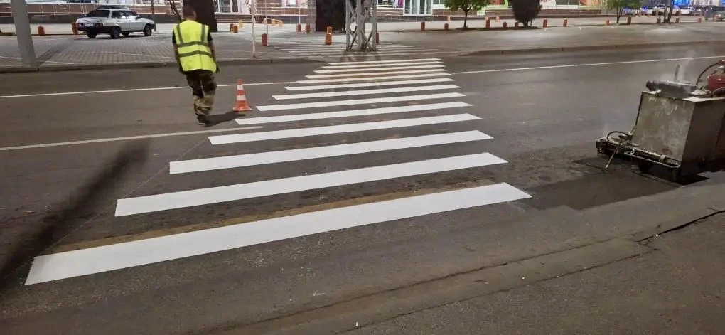 Работы по благоустройству города мы проводим и в ночные часы Работы по благоустройству города мы проводим и в ночные часы