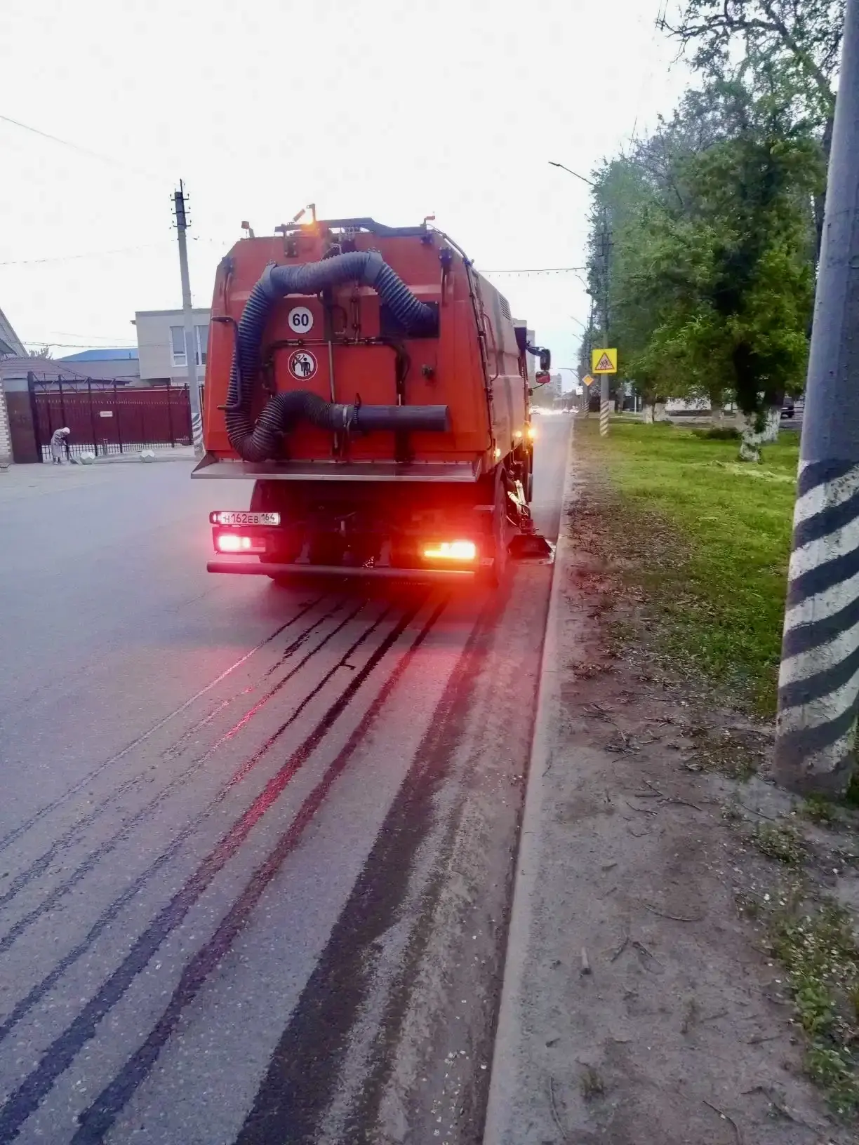 Работы по благоустройству города мы проводим и в ночные часы Работы по благоустройству города мы проводим и в ночные часы