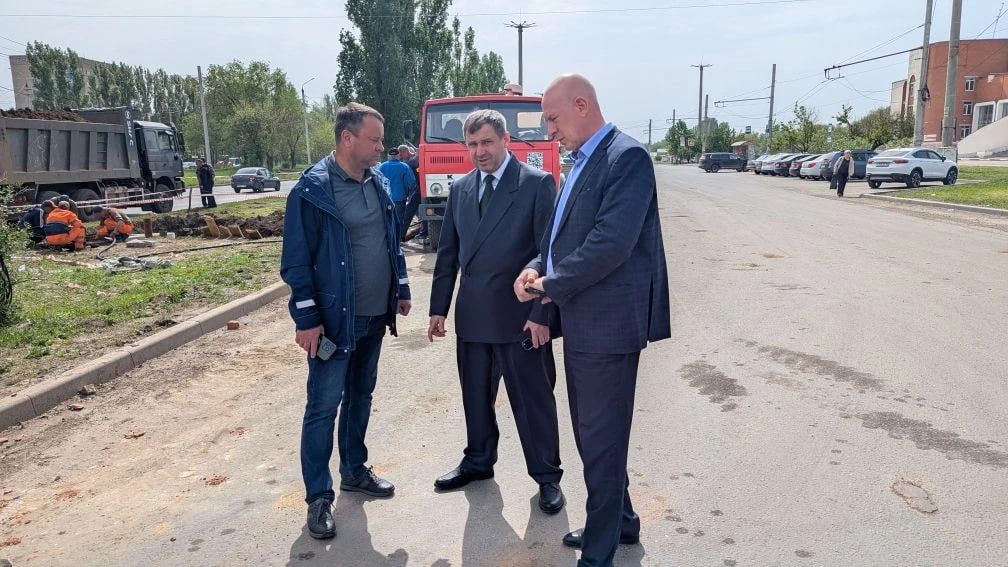 Провели рабочую планёрку на Вокзальной, где произошел порыв на канализационном коллекторе