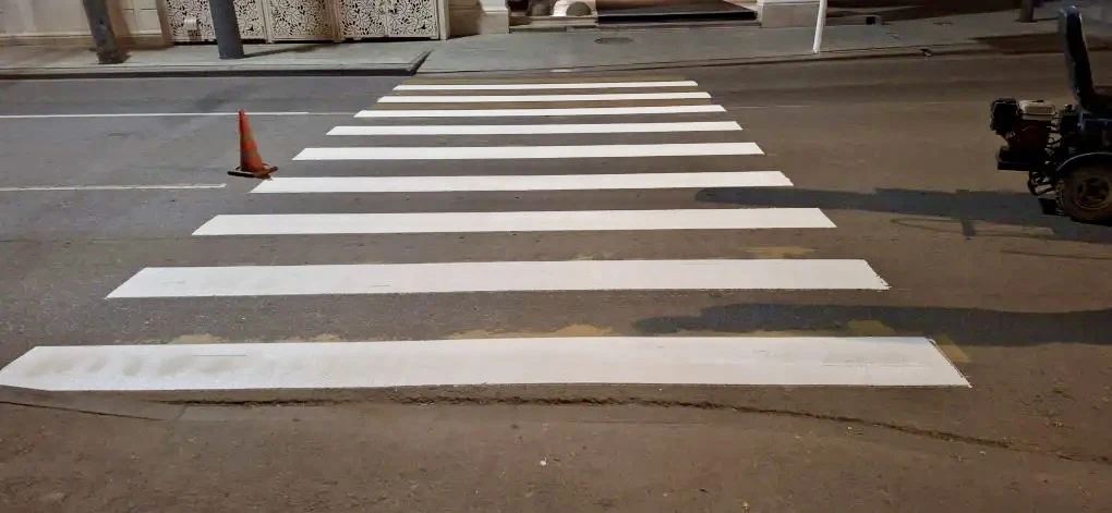 Работы по благоустройству города мы проводим и в ночные часы Работы по благоустройству города мы проводим и в ночные часы