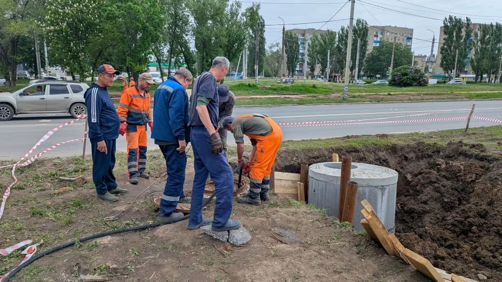 Провели рабочую планёрку на Вокзальной, где произошел порыв на канализационном коллекторе Провели рабочую планёрку на Вокзальной, где произошел порыв на канализационном коллекторе