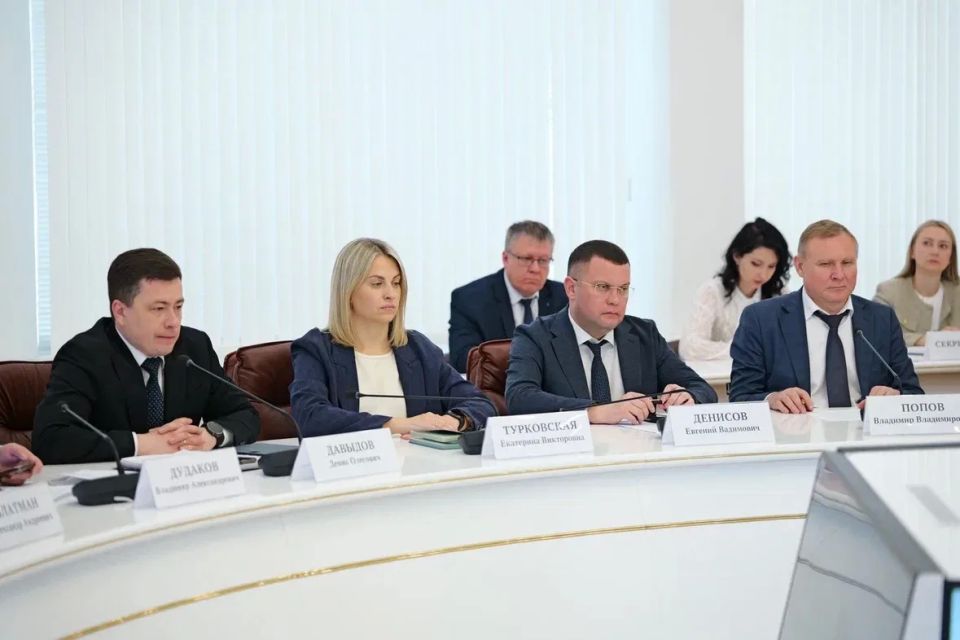 Губернатор Саратовской области Роман Бусаргин провел постоянно действующее совещание с зампредами Правительства, министрами и руководителями ведомств, а также главами районов Губернатор Саратовской области Роман Бусаргин провел постоянно действующее совещание с зампредами Правительства, министрами и руководителями ведомств, а также главами районов