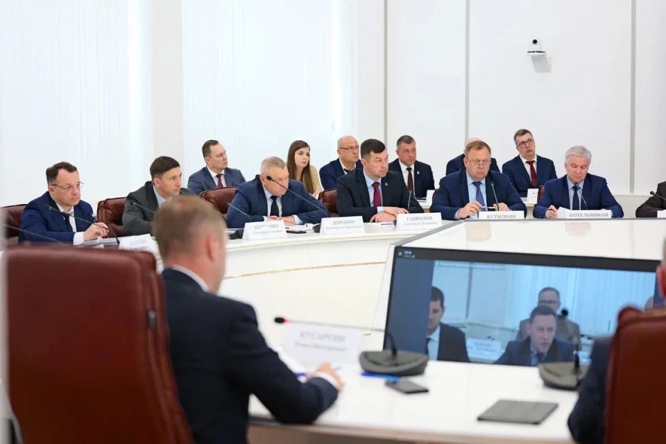 Губернатор Саратовской области Роман Бусаргин провел постоянно действующее совещание с зампредами Правительства, министрами и руководителями ведомств, а также главами районов Губернатор Саратовской области Роман Бусаргин провел постоянно действующее совещание с зампредами Правительства, министрами и руководителями ведомств, а также главами районов