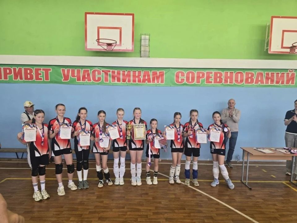 Команды спортивной школы олимпийского резерва «Балаково» заняли 1 и 2 места на соревнованиях по волейболу среди девочек 2015-2016 годов рождения, посвященных памяти учителя физической культуры, ветерана Великой Отечественной... Команды спортивной школы олимпийского резерва «Балаково» заняли 1 и 2 места на соревнованиях по волейболу среди девочек 2015-2016 годов рождения, посвященных памяти учителя физической культуры, ветерана Великой Отечественной...