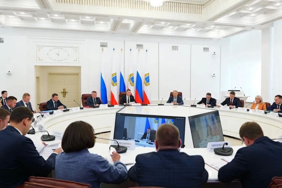 Губернатор Саратовской области Роман Бусаргин провел постоянно действующее совещание с зампредами Правительства, министрами и руководителями ведомств, а также главами районов Губернатор Саратовской области Роман Бусаргин провел постоянно действующее совещание с зампредами Правительства, министрами и руководителями ведомств, а также главами районов