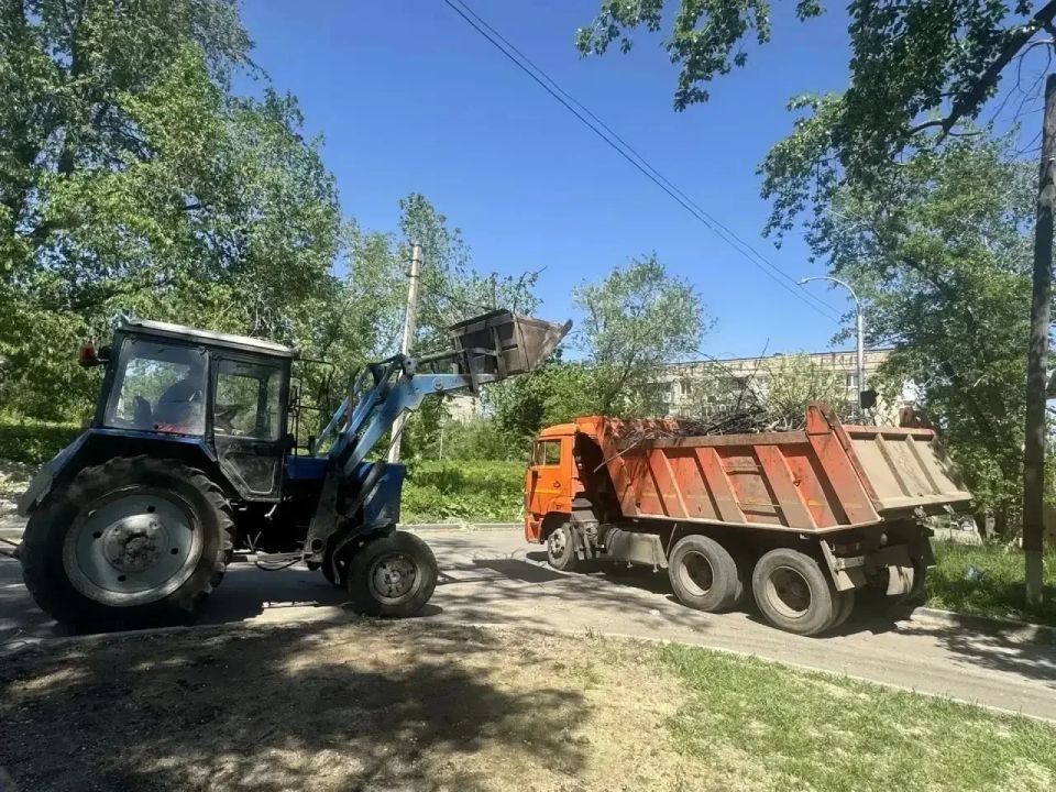 Продолжаются работы по благоустройству Продолжаются работы по благоустройству