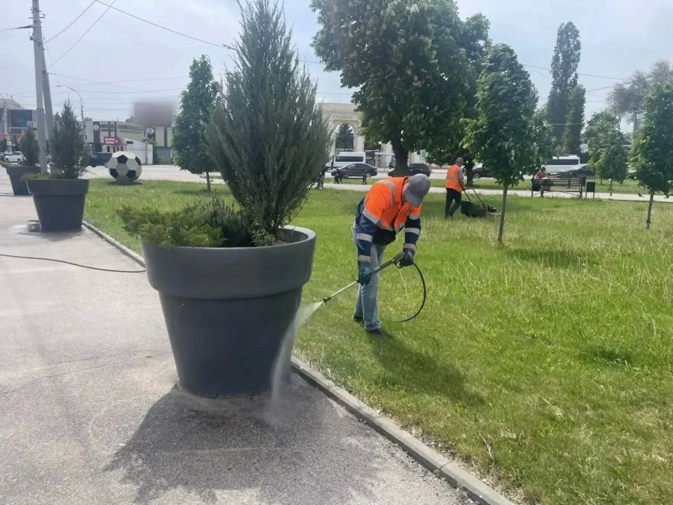 Продолжаются работы по благоустройству Продолжаются работы по благоустройству
