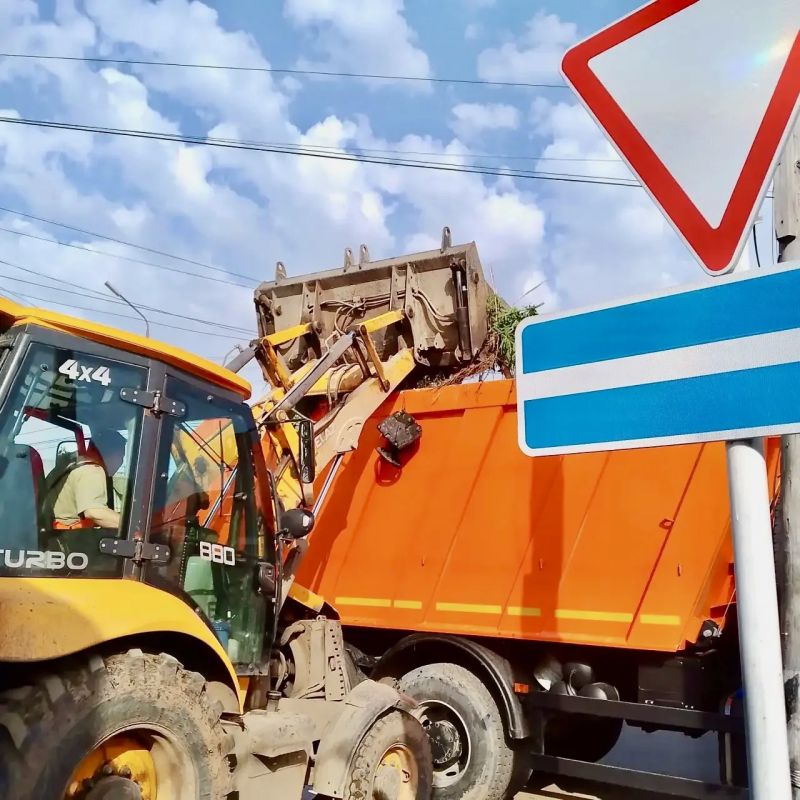 Сотрудники МКУ «Городское хозяйство» в круглосуточном режиме проводят работы по вывозу порубочных остатков