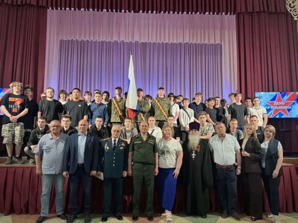 В Доме культуры «Ударник» прошло торжественное военно-патриотическое мероприятие, посвященное Дню призывника В Доме культуры «Ударник» прошло торжественное военно-патриотическое мероприятие, посвященное Дню призывника