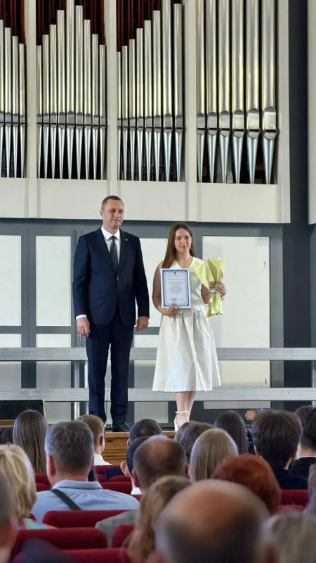 Одаренные энгельсские школьникам получили Губернаторские премии Одаренные энгельсские школьникам получили Губернаторские премии