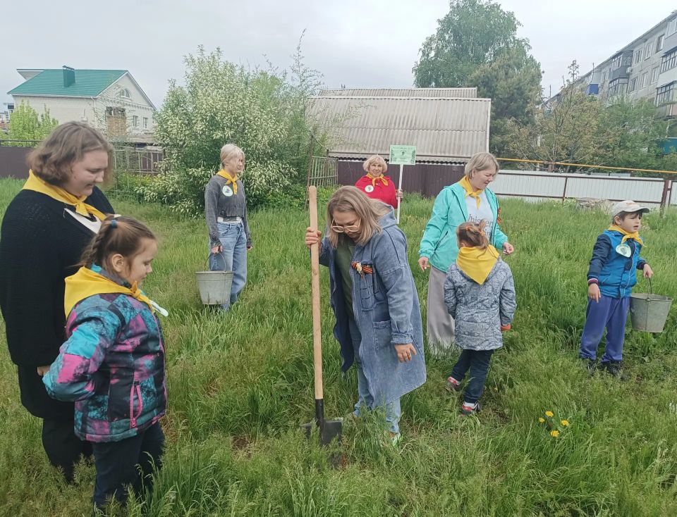 Дети из центра «Семья» приняли участие в акции «Сад - связь поколений» Дети из центра «Семья» приняли участие в акции «Сад - связь поколений»