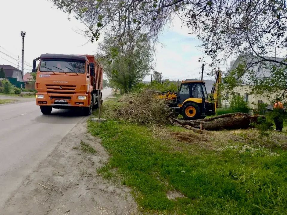 Сотрудники МКУ «Городское хозяйство» в круглосуточном режиме проводят работы по вывозу порубочных остатков Сотрудники МКУ «Городское хозяйство» в круглосуточном режиме проводят работы по вывозу порубочных остатков