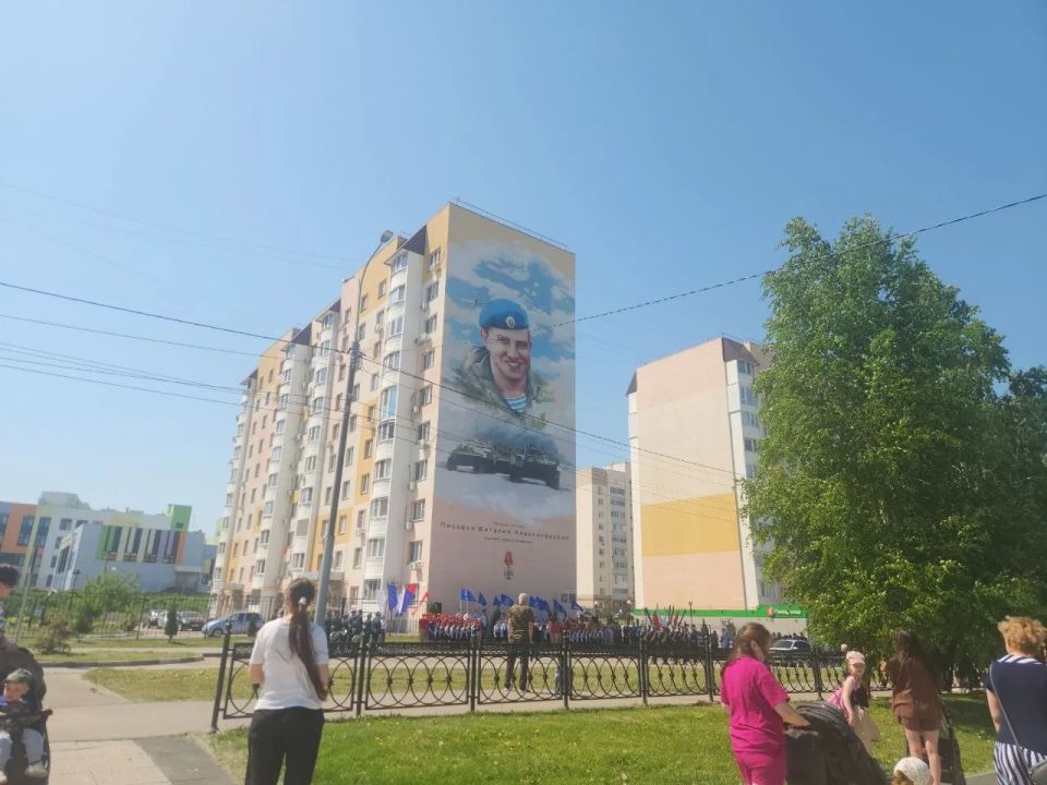 На проспекте Героев Отечества — новый мурал в память о десантнике Виталии Писареве На проспекте Героев Отечества — новый мурал в память о десантнике Виталии Писареве
