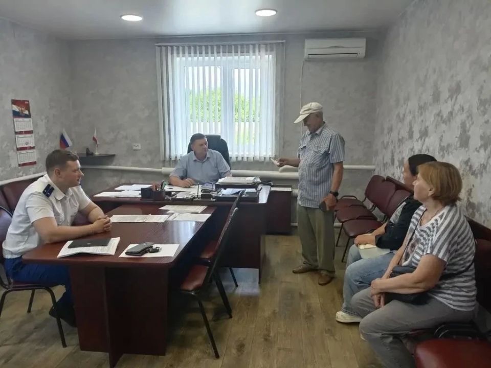 Помощник прокурора города Балашова Михаил Гладков провел личный приём граждан на базе МБУ МО "Городское ЖКХ"