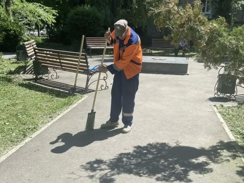 Продолжаются работы по благоустройству Продолжаются работы по благоустройству