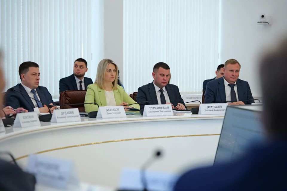 Губернатор Саратовской области Роман Бусаргин провел постоянно действующее совещание с зампредами Правительства, министрами и руководителями ведомств, а также главами районов Губернатор Саратовской области Роман Бусаргин провел постоянно действующее совещание с зампредами Правительства, министрами и руководителями ведомств, а также главами районов