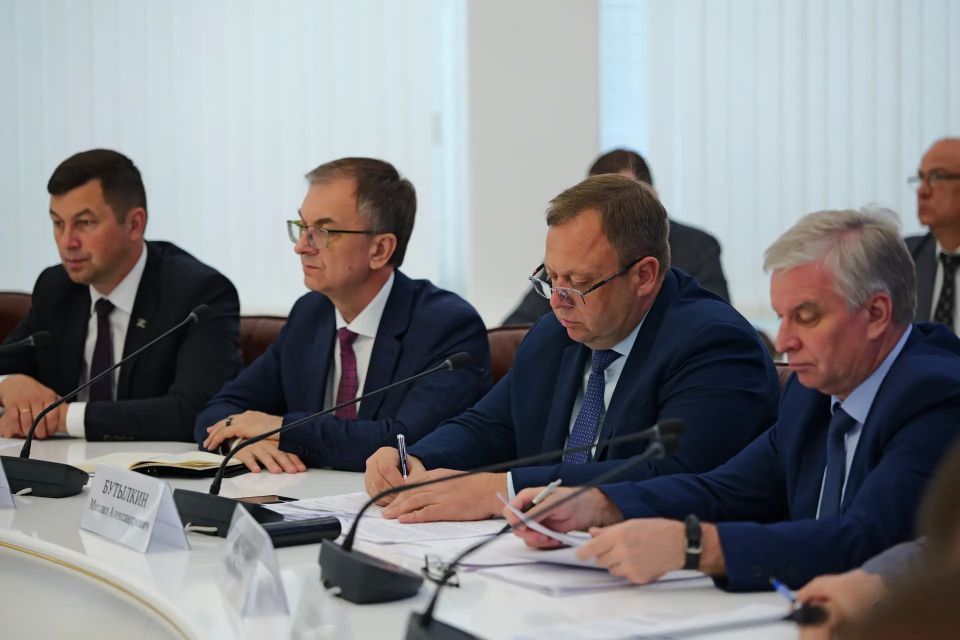 Губернатор Саратовской области Роман Бусаргин провел постоянно действующее совещание с зампредами Правительства, министрами и руководителями ведомств, а также главами районов Губернатор Саратовской области Роман Бусаргин провел постоянно действующее совещание с зампредами Правительства, министрами и руководителями ведомств, а также главами районов