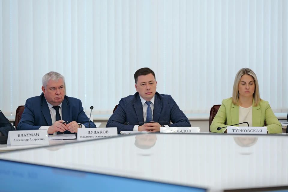 Губернатор Саратовской области Роман Бусаргин провел постоянно действующее совещание с зампредами Правительства, министрами и руководителями ведомств, а также главами районов Губернатор Саратовской области Роман Бусаргин провел постоянно действующее совещание с зампредами Правительства, министрами и руководителями ведомств, а также главами районов