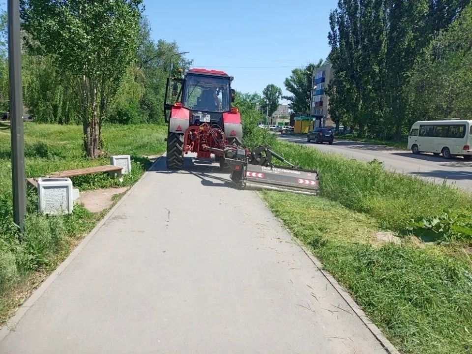 В Балаково ежедневно ведутся работы по покосу травы В Балаково ежедневно ведутся работы по покосу травы