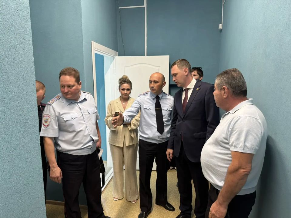 Вместе с начальником межмуниципального управления МВД РФ «Энгельсское» Евгением Летуновым осмотрели пункт полиции, который был отремонтирован за счет средств муниципалитета Вместе с начальником межмуниципального управления МВД РФ «Энгельсское» Евгением Летуновым осмотрели пункт полиции, который был отремонтирован за счет средств муниципалитета