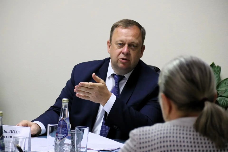 Сегодня в администрации Татищевского района министр строительства и ЖКХ области Михаил Бутылкин провел личный прием граждан Сегодня в администрации Татищевского района министр строительства и ЖКХ области Михаил Бутылкин провел личный прием граждан