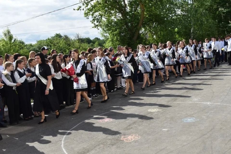 Сегодня принял участие в Последнем звонке в школе имени Героя Советского Союза И.А. Евтеева в селе Октябрьский городок Татищевского района Сегодня принял участие в Последнем звонке в школе имени Героя Советского Союза И.А. Евтеева в селе Октябрьский городок Татищевского района