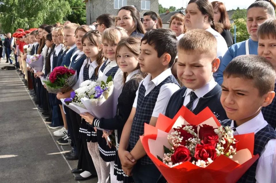 Сегодня принял участие в Последнем звонке в школе имени Героя Советского Союза И.А. Евтеева в селе Октябрьский городок Татищевского района Сегодня принял участие в Последнем звонке в школе имени Героя Советского Союза И.А. Евтеева в селе Октябрьский городок Татищевского района