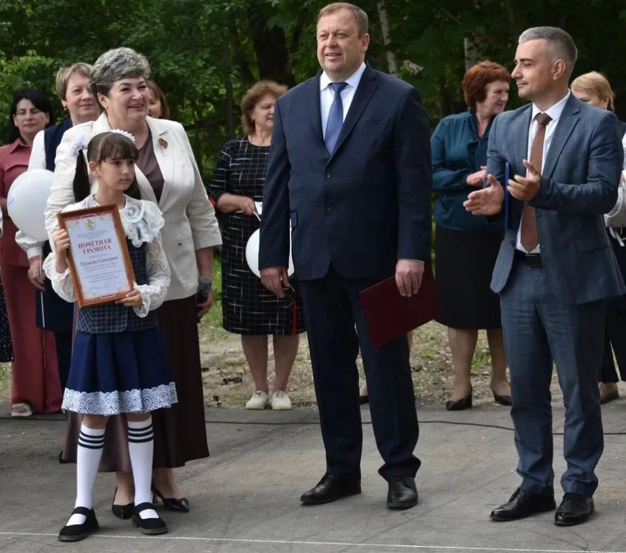 Сегодня принял участие в Последнем звонке в школе имени Героя Советского Союза И.А. Евтеева в селе Октябрьский городок Татищевского района Сегодня принял участие в Последнем звонке в школе имени Героя Советского Союза И.А. Евтеева в селе Октябрьский городок Татищевского района