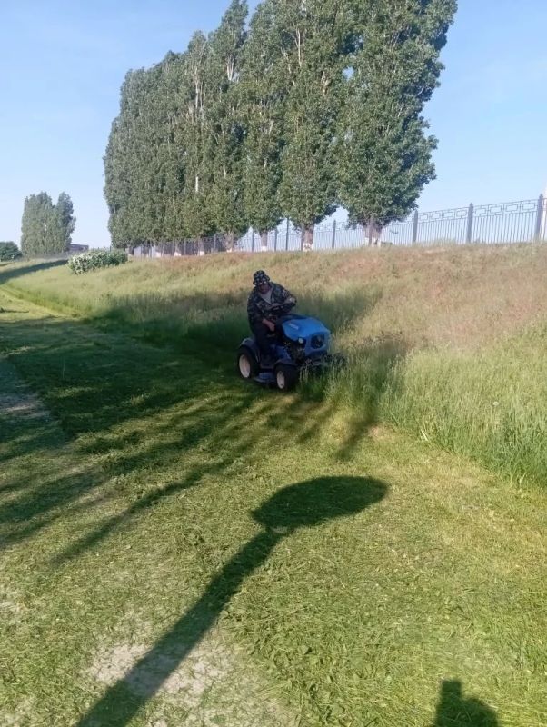 В Балаково ежедневно ведутся работы по покосу травы В Балаково ежедневно ведутся работы по покосу травы