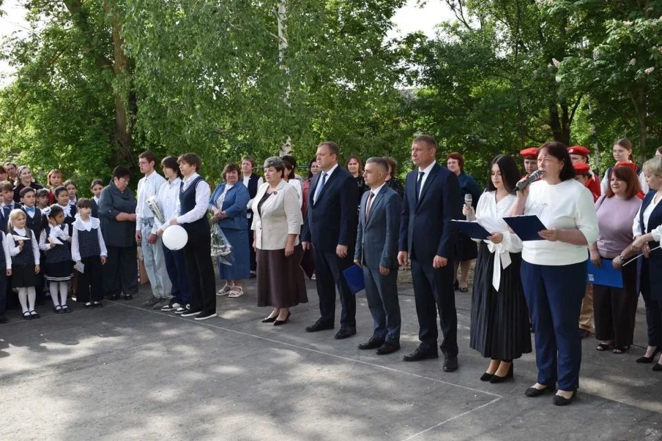 Сегодня принял участие в Последнем звонке в школе имени Героя Советского Союза И.А. Евтеева в селе Октябрьский городок Татищевского района Сегодня принял участие в Последнем звонке в школе имени Героя Советского Союза И.А. Евтеева в селе Октябрьский городок Татищевского района