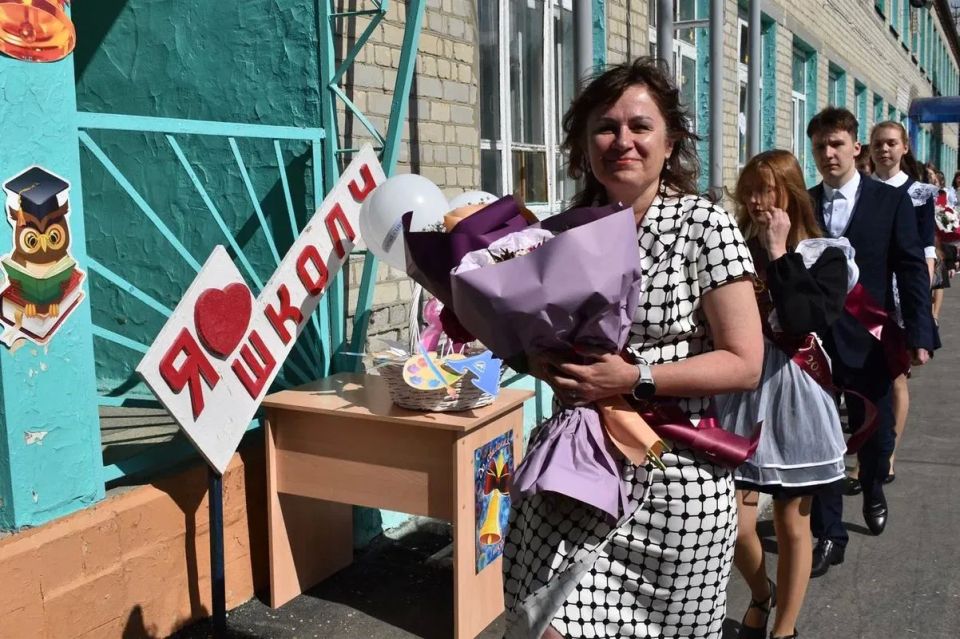 Сегодня принял участие в Последнем звонке в школе имени Героя Советского Союза И.А. Евтеева в селе Октябрьский городок Татищевского района Сегодня принял участие в Последнем звонке в школе имени Героя Советского Союза И.А. Евтеева в селе Октябрьский городок Татищевского района
