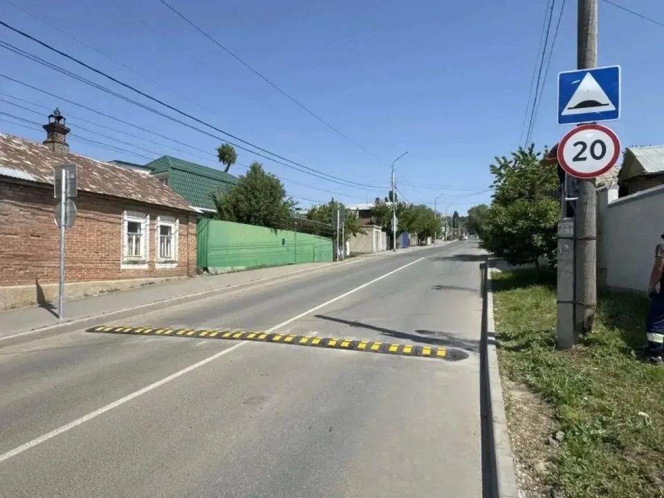 В городе продолжается установка искусственных дорожных неровностей В городе продолжается установка искусственных дорожных неровностей