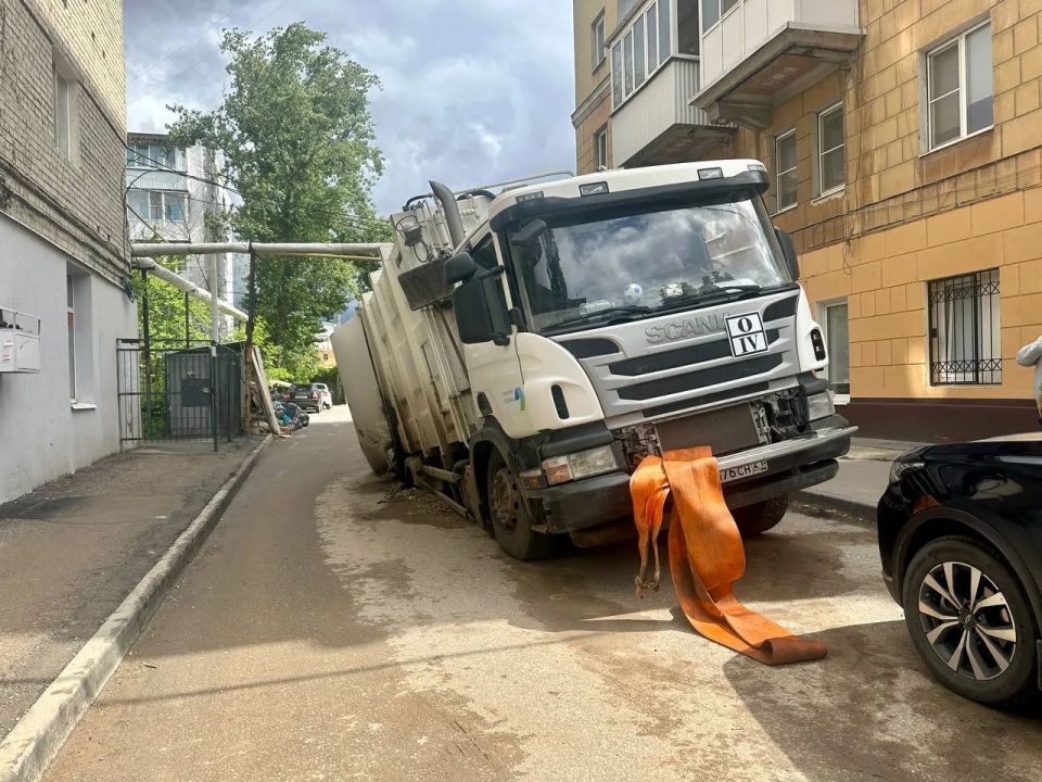 Мусоровоз ушёл под землю: в центре Саратова машина провалилась в яму