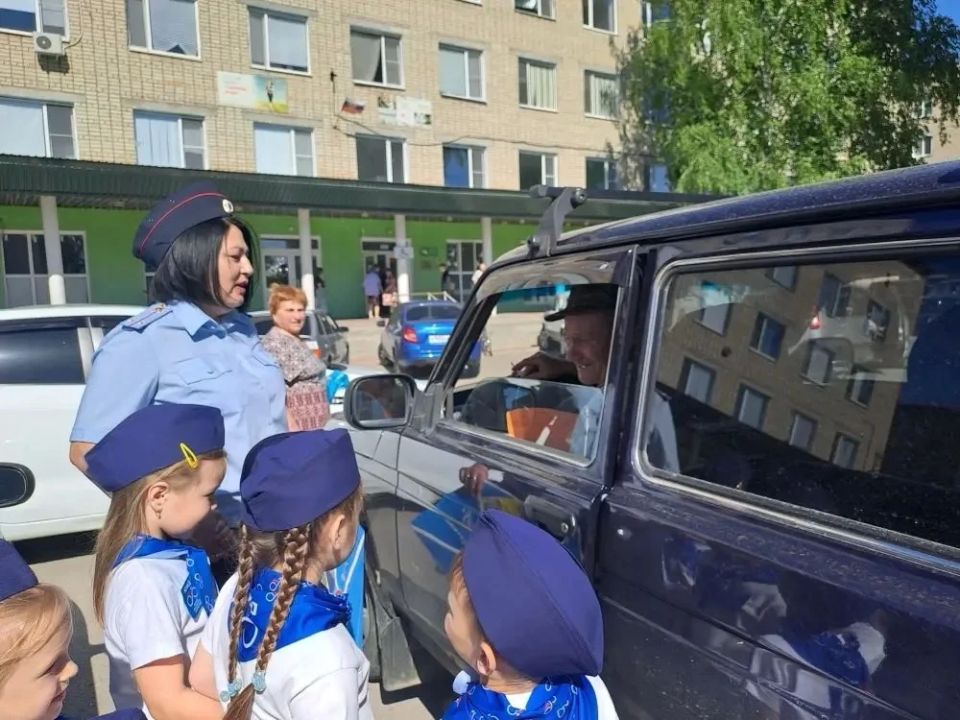Ершовские полицейские и участники отряда ЮИД провели совместную акцию «Письмо водителю!» Ершовские полицейские и участники отряда ЮИД провели совместную акцию «Письмо водителю!»