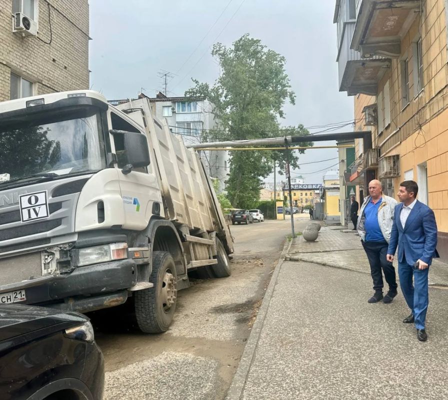Мусоровоз ушёл под землю: в центре Саратова машина провалилась в яму Мусоровоз ушёл под землю: в центре Саратова машина провалилась в яму