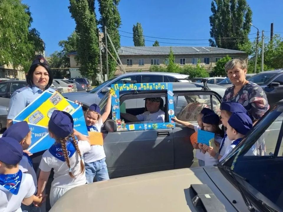 Ершовские полицейские и участники отряда ЮИД провели совместную акцию «Письмо водителю!» Ершовские полицейские и участники отряда ЮИД провели совместную акцию «Письмо водителю!»