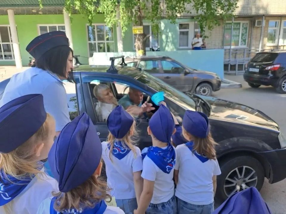 Ершовские полицейские и участники отряда ЮИД провели совместную акцию «Письмо водителю!» Ершовские полицейские и участники отряда ЮИД провели совместную акцию «Письмо водителю!»