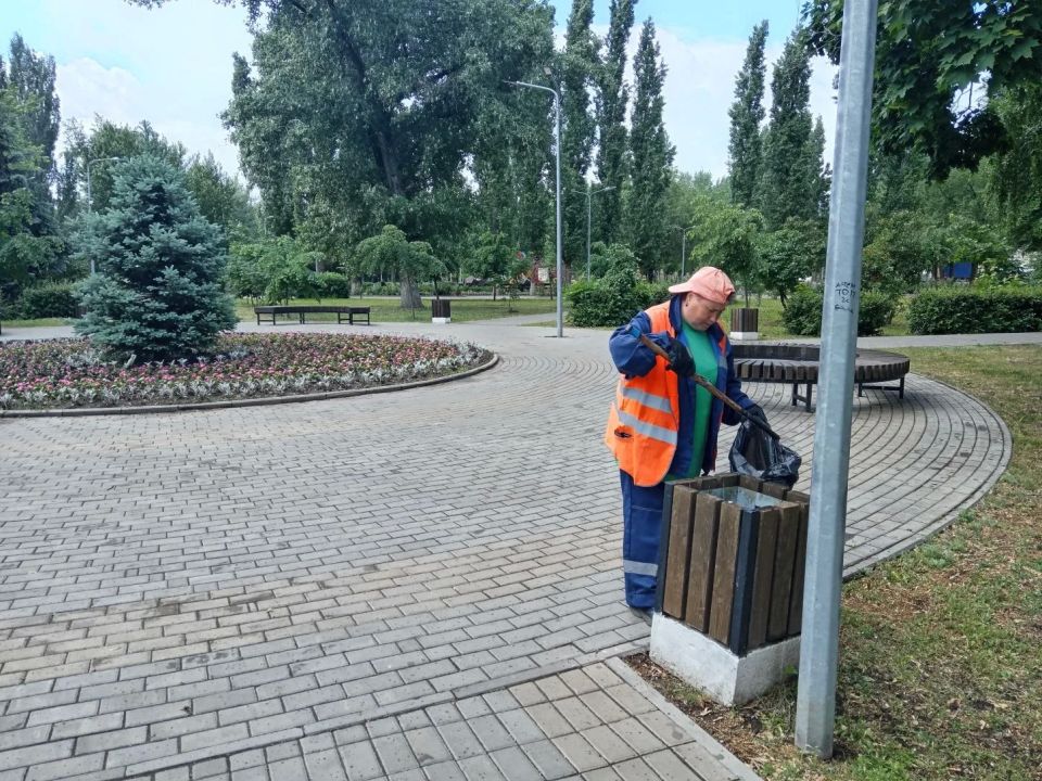 Покос травы, обслуживание освещения и светофоров, очистка общественных территорий: коммунальные службы работают ежедневно Покос травы, обслуживание освещения и светофоров, очистка общественных территорий: коммунальные службы работают ежедневно