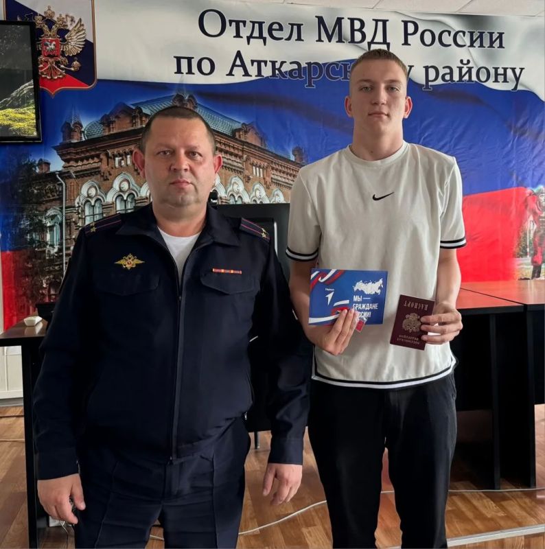 В Аткарске состоялась торжественная церемония вручения первых паспортов в рамках акции МВД России и «Движения Первых» #МыГражданеРоссии В Аткарске состоялась торжественная церемония вручения первых паспортов в рамках акции МВД России и «Движения Первых» #МыГражданеРоссии