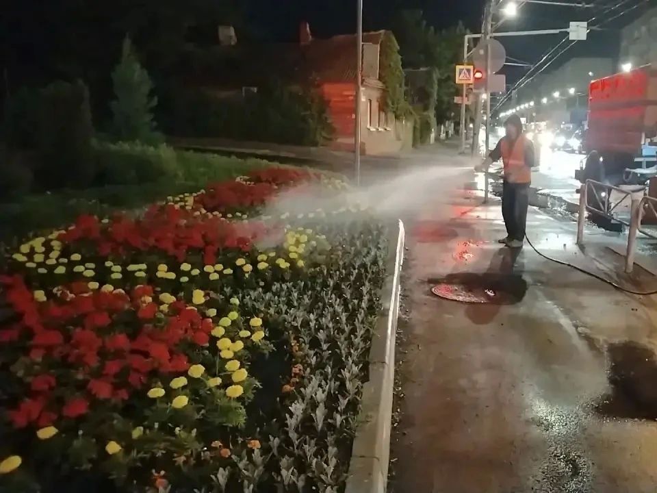 Продолжаются работы по благоустройству Продолжаются работы по благоустройству