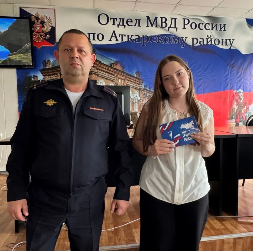 В Аткарске состоялась торжественная церемония вручения первых паспортов в рамках акции МВД России и «Движения Первых» #МыГражданеРоссии В Аткарске состоялась торжественная церемония вручения первых паспортов в рамках акции МВД России и «Движения Первых» #МыГражданеРоссии