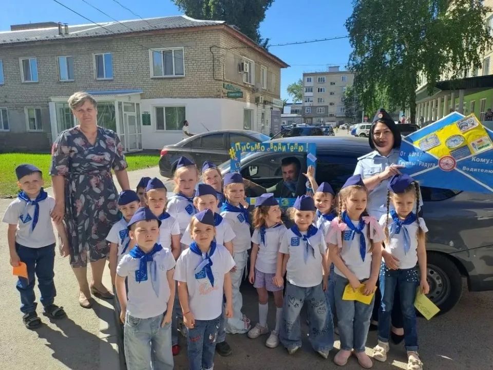 Ершовские полицейские и участники отряда ЮИД провели совместную акцию «Письмо водителю!» Ершовские полицейские и участники отряда ЮИД провели совместную акцию «Письмо водителю!»