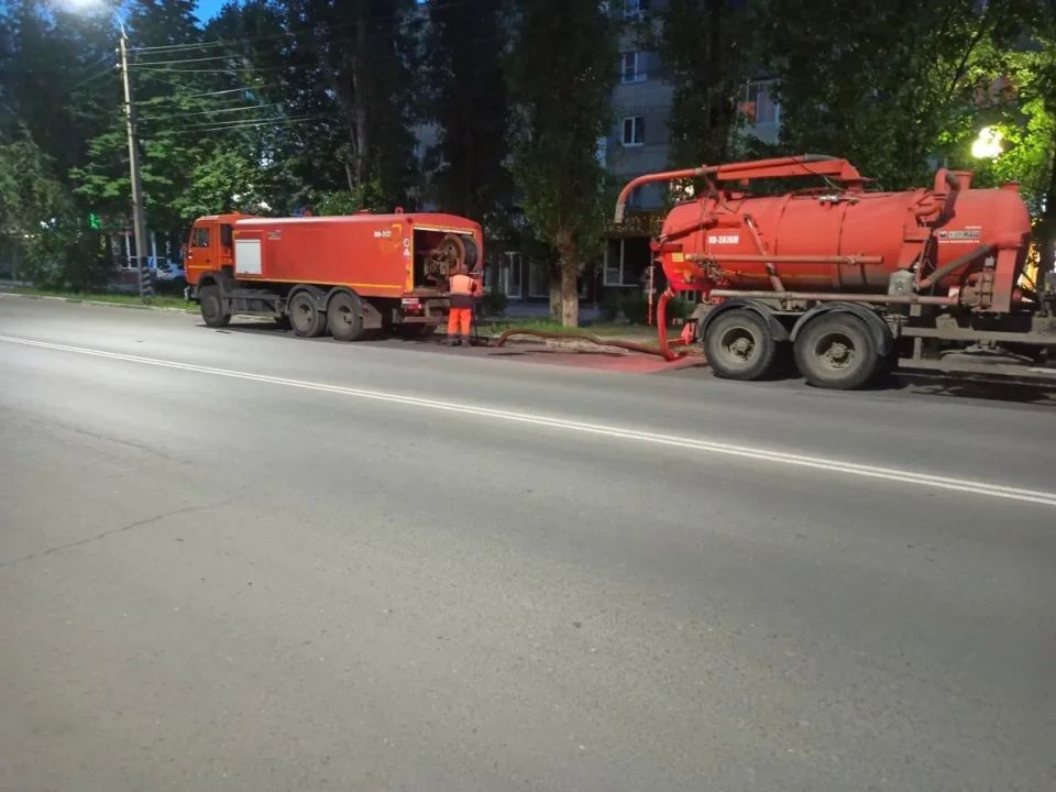 Покос травы, обслуживание освещения и светофоров, очистка общественных территорий: коммунальные службы работают ежедневно Покос травы, обслуживание освещения и светофоров, очистка общественных территорий: коммунальные службы работают ежедневно