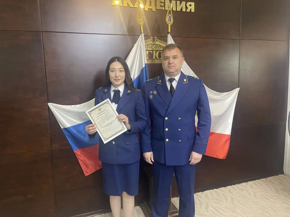 Заместитель прокурора Саратовской области Эдуард Емец торжественно вручил работникам, прошедшим профессиональное обучение, свидетельства о повышении квалификации Заместитель прокурора Саратовской области Эдуард Емец торжественно вручил работникам, прошедшим профессиональное обучение, свидетельства о повышении квалификации