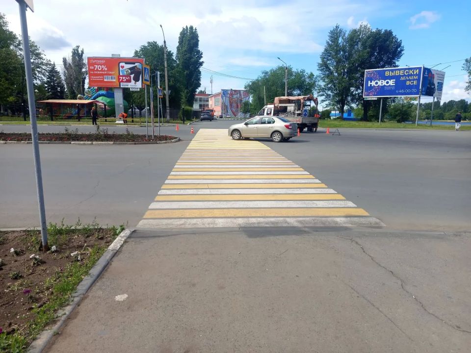 В Балаково продолжаются работы по обновлению дорожной разметки и покосу травы В Балаково продолжаются работы по обновлению дорожной разметки и покосу травы