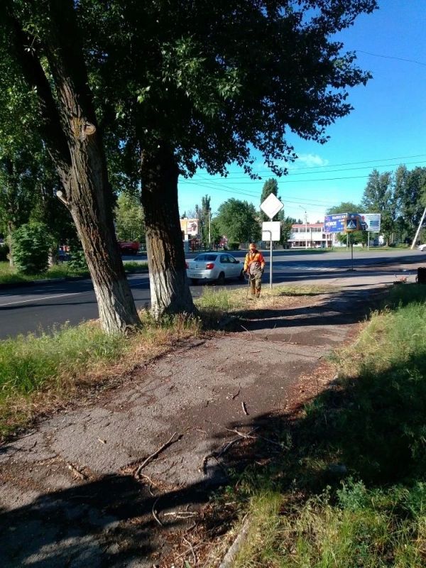 В Балаково продолжаются работы по обновлению дорожной разметки и покосу травы В Балаково продолжаются работы по обновлению дорожной разметки и покосу травы